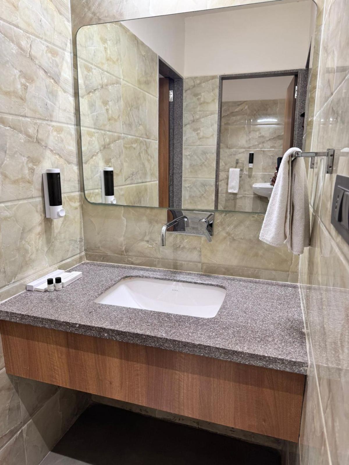 Siara Styles Amba Suites, กันตินาการ์ ภายนอก รูปภาพ